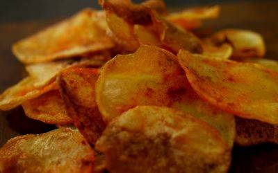 Отлично подойдет для вечера воскресенья: как приготовить домашние картофельные чипсы