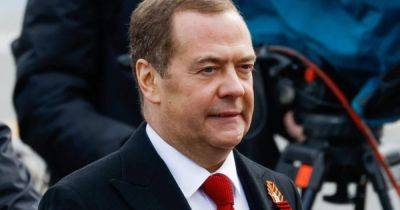 Возложил ответственность за цирроз: в Сети затроллили Медведева, который обиделся на США