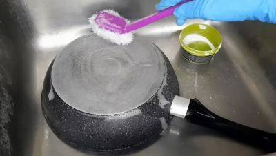 Ядрёная химия и кислота не нужны: как при помощи обычного мыла отмыть антипригарную сковородку от жира
