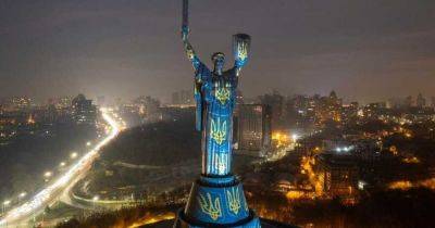 С монумента "Родина-мать" сняли советский герб