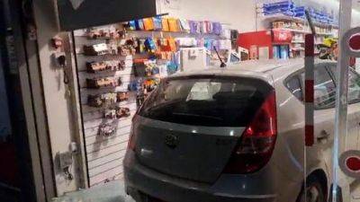 Видео: машина въехала в магазин торгового центра G в Кфар-Сабе