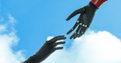 Двое военных получили бионические руки Esper Bionics от "Фундации Течия"