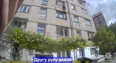 Вытащили с того света. Женщину-самоубийцу спасли патрульные в Харькове (видео)