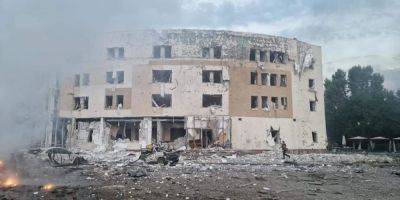 В центре Запорожья в результате обстрела РФ горит гостиница, где останавливается глава МАГАТЭ — фото
