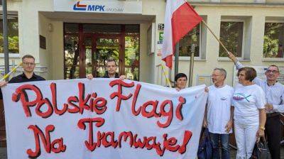 Во Вроцлаве несколько человек протестовали против украинских флагов на трамваях