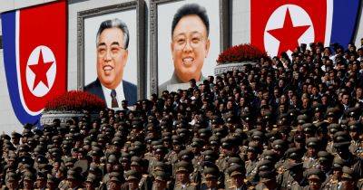 Жителям Северной Кореи приказали защищать портреты династии Ким от шторма