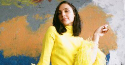 Галь Гадот позировала на новых снимках в модном ярко-желтом платье с перьями