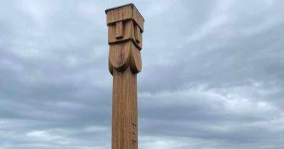На юге Великобритании таинственным образом появился столб с изображением балтийского бога (фото)
