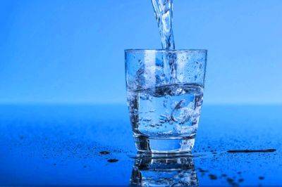 Может повлечь проблемы со здоровьем: врачи рассказали, в какое время нельзя пить воду