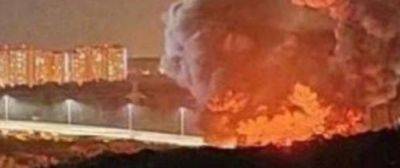 Из-за сильнейшего пожара под Москвой небо стало красным: "Полностью обвалились…"