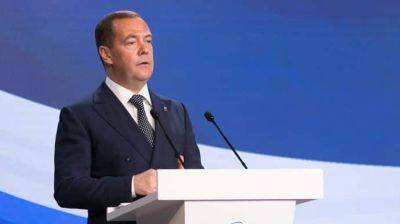 Медведев заявил, что капитуляция Киева могла бы открыть "путь к миру"