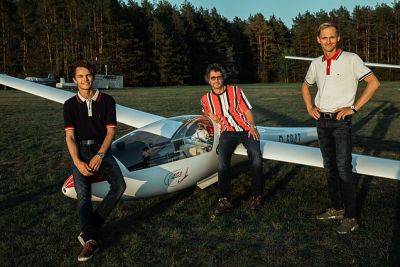 Три литовских пилота начинают перелет на планерах через Европу
