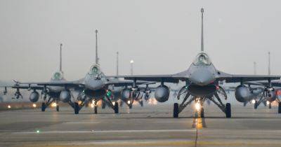 Первая группа украинских пилотов завершит обучение на F-16 только следующим летом, — СМИ
