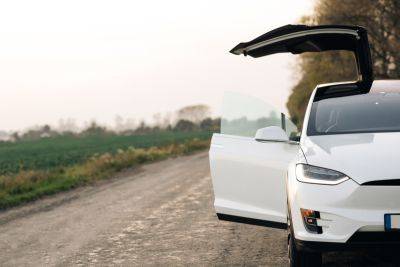 Американец продал Tesla Model X на запчасти — через несколько месяцев авто внезапно вышло в онлайн уже в Украине