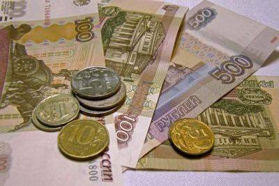 Рубль продолжает падение: курс российской валюты приблизился к 100 рублям за доллар
