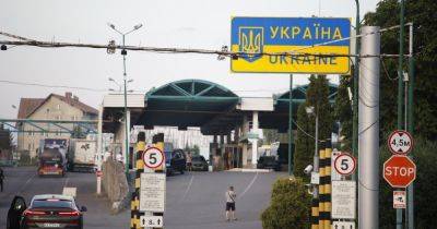 Выезд за границу: Кабмин разрешил покидать Украину еще одной категории мужчин