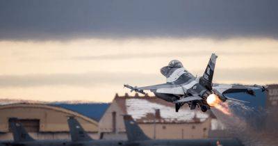 "Придется год подождать": первая группа пилотов начнет обучение на F-16 следующим летом, — WSJ