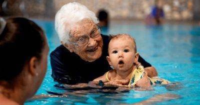 "Буду продолжать": 102-летняя инструктор по плаванию поделилась секретом долголетия (фото)