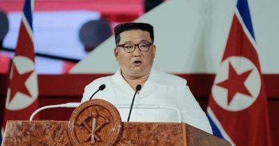Власти КНДР приказали людям спасать портреты Ким Чен Ына во время шторма