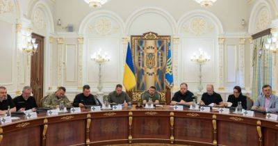 Зеленский провел заседание СНБО: Залужному поручили уволить всех областных военкомов (видео)