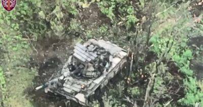 На металлолом: ВСУ уничтожили российский танк Т-80 РФ под Бахмутом (видео)