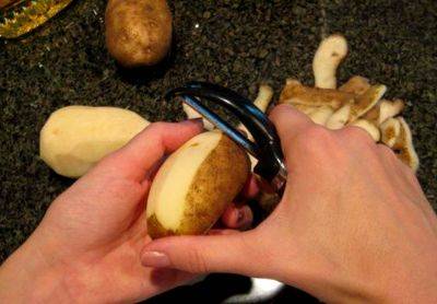 Вы делали это неправильно: как нужно чистить картофель