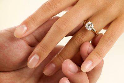 Золотое кольцо с бриллиантом – подарок, о котором мечтает каждая женщина