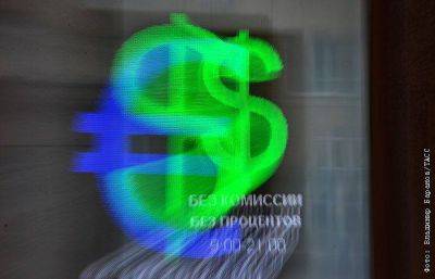 Курс доллара поднялся выше 99 рублей впервые с 25 марта 2022 года