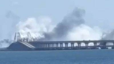Оккупанты сообщили об атаке на Крымский мост, виден дым
