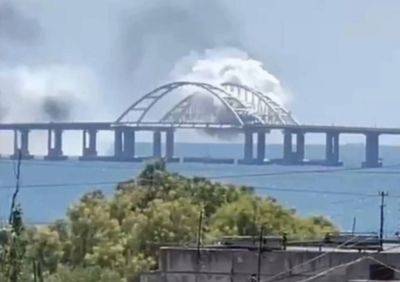 От него что-то осталось? Мощный удар по Крымскому мосту. Над морем виднеется "адский гриб". Видео
