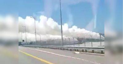 В Керчи снова раздались взрывы, над мостом занавес из белого дыма