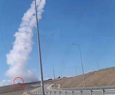 Незабываемое зрелище: момент падения Су-30 оккупантов и повторный удар по Крымскому мосту. Видео