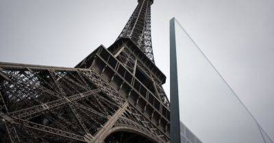 В Париже срочно эвакуировали людей из Эйфелевой башни (видео)