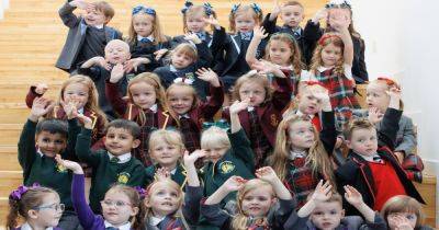 "Отличная традиция": в Британии сразу 17 пар близнецов пойдут в школу (фото)