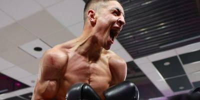 Грязная победа. Украинский боксер стал чемпионом мира, брутально нокаутировав соперника — видео
