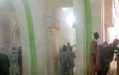 В Нигерии обрушилась мечеть, когда в ней находились сотни людей