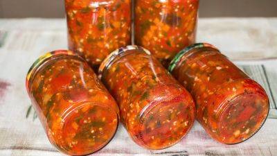 Захочется съесть сразу всю банку: рецепт молодых консервированных баклажанов в томатном соке