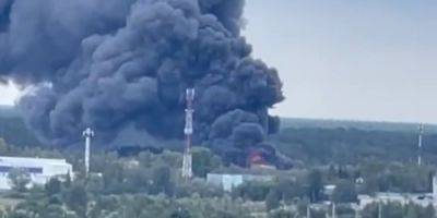 В российском Подмосковье начался масштабный пожар: в воздух поднимаются клубы черного дыма — видео