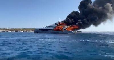 Шикарная яхта игрока в покер сгорела дотла в Средиземном море (видео)