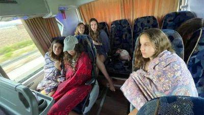 Водитель автобуса велел 15-летним девочкам из кибуца "прикрыть наготу"