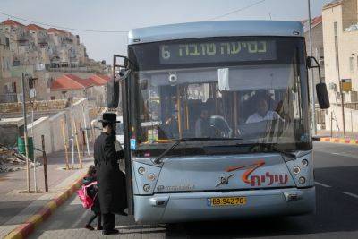 Водитель автобуса унизил светских школьниц: «Здесь еврейское государство, прикройтесь»