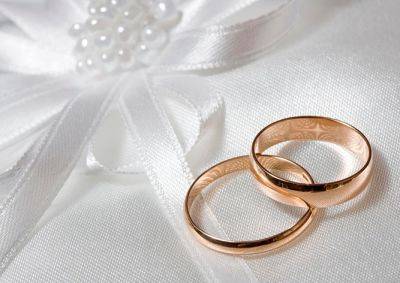 Необычное предложение: в России жених спрятал обручальное кольцо в животе
