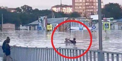 В затопленном Уссурийске двое россиян устроили драку прямо по шею в воде — видео