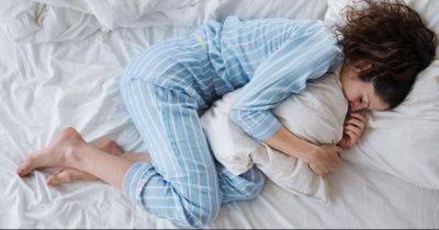 Ученые назвали лучшую позу для сна: уменьшает боли и решает проблему храпа