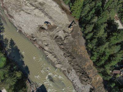 Украинские спасатели расчистили русло реки, которая затопила большую часть Словении