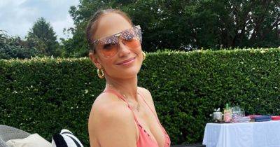 Дженнифер Лопес позировала в купальнике самого модного цвета лета 2023 (фото)