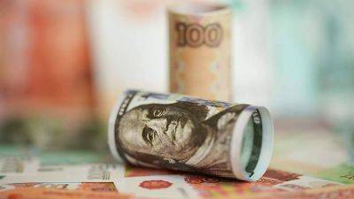 Курс доллара на Мосбирже упал ниже 98 рублей