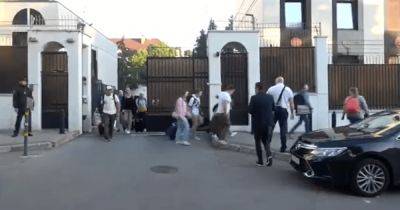 После расследования о шпионаже: сотрудники посольства РФ покидают Молдову (видео)