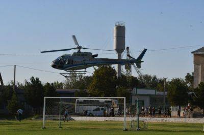В Узбекистане во время футбольного матча на поле сел вертолет