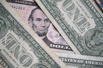 Доллар дешевеет к мировым валютам в ожидании статистики, , в том числе по США